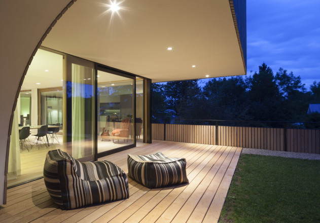 bembe-dellinger-buero-und-wohnhaus-starnberg-terrasse-nacht