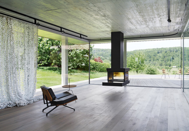 Das Innere des modernen Einfamilienhauses besteht aus Beton und Holz