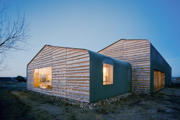 Stülpschalung und Blechfassade: ein wetterfestes Haus