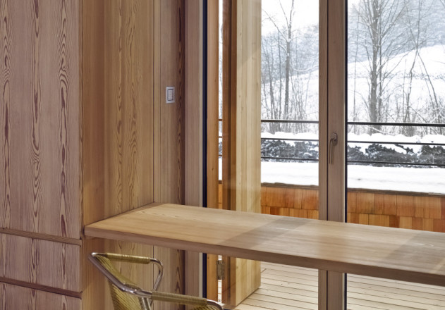 Bembé Dellinger Architekten und Stadtplaner wohnen im Holzhaus mit Ausblick in die Natur