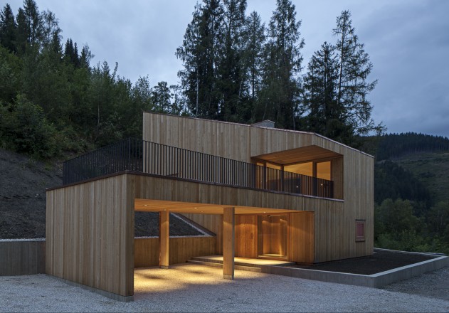 meck-architekten-aufberg-piesendorf-2012-frontansicht-nacht