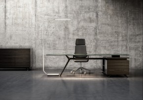 Frontalansicht Schreibtisch mit Arbeitsplatz-Stehleuchte Nimbus Force One