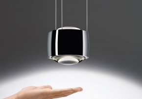 Berührungslose Steuerung des Lichts bei der Senso Sospeso von Occhio