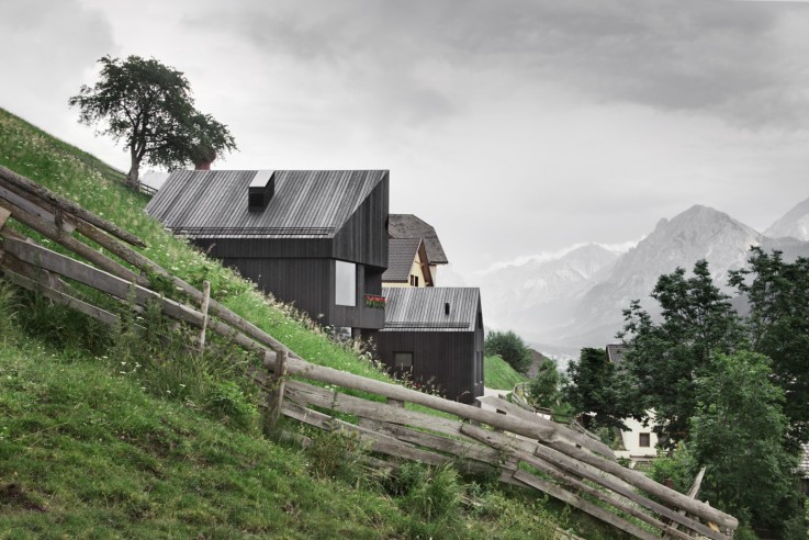 Holzfassade und Loggia am Steilhang
