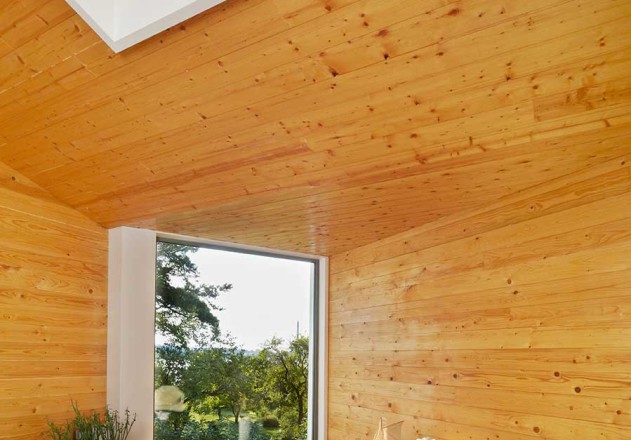 Kleines Holzhaus Mit Walmdach Moderne Einfamilienhauser