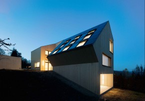 Hein Troy Architekten CO2 neutrales Holzhaus Dachflaechenfenster