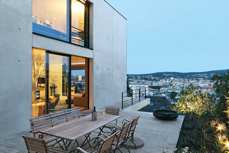 Blocher Blocher Partners ueber den Daechern der Stadt Terrasse mit Ausblick