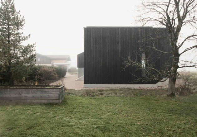 LP Architektur Einfamilienhaus mit Nebengebäude Holzmassivbauweise