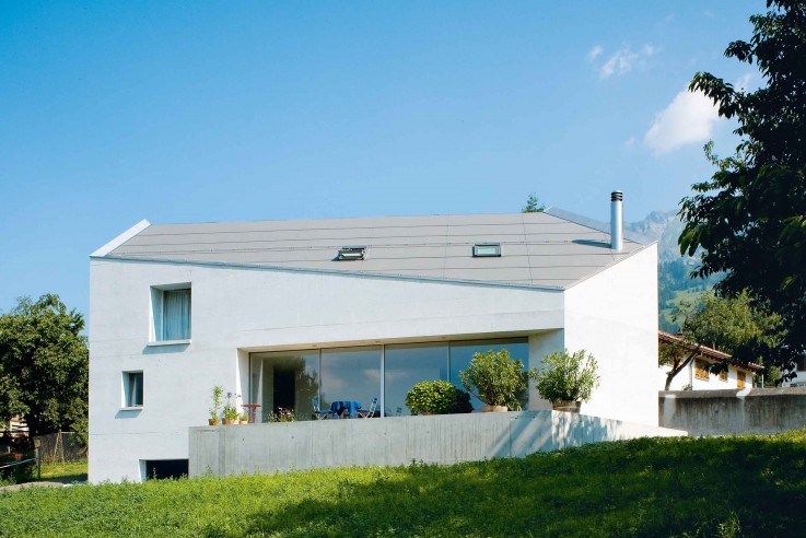 atelier-f fünfeckiger Monolith Aussenansicht Terrasse