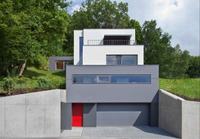 Berschneider + Berschneider Einfamilienhaus Kuben Aussenansicht Sichtbeton Garage Aufzug