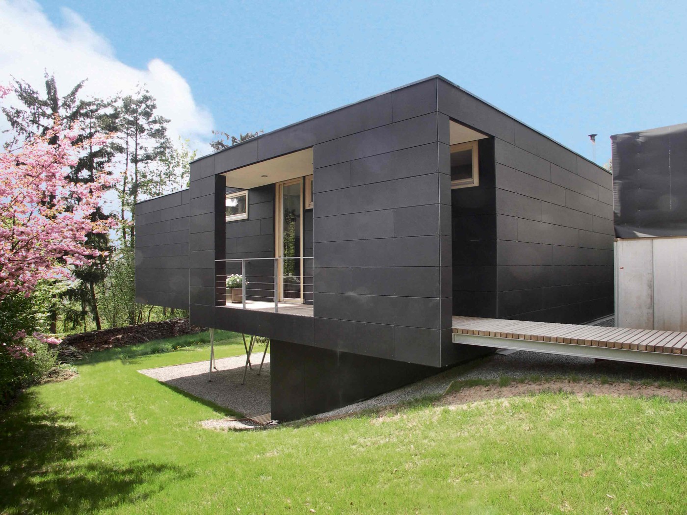 schneider architekten nachverdichtung am hang pfosten riegel bau eingangsbruecke 1400x1050