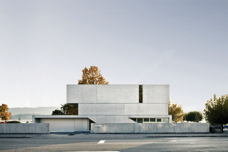 e2a Architekten Sichtbetonhaus Aussenansicht Strassenseite