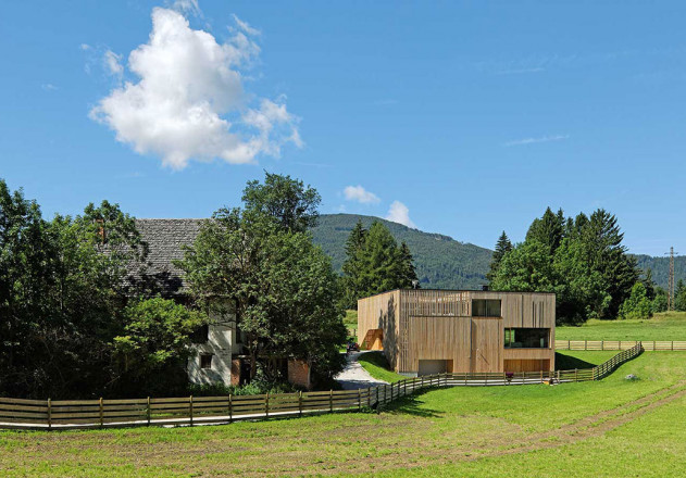 Madritsch Pfurtscheller Bauernhof Aussenansicht Holzwürfel