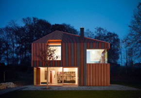 Titus Bernhard Architekten Niedrigenergiehaus Fassade bei Nacht