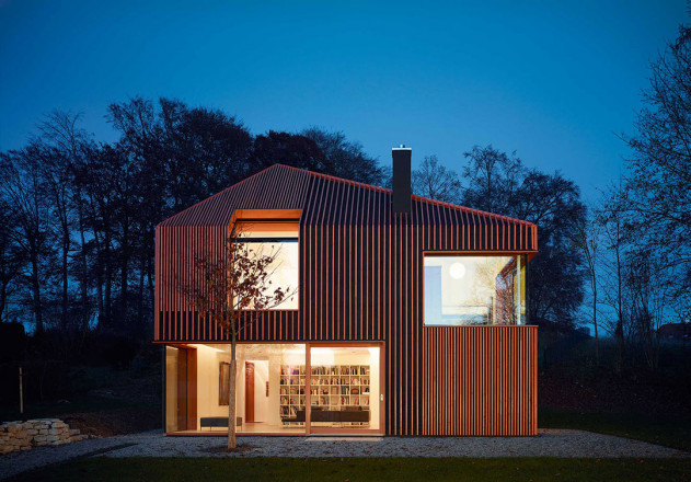 Titus Bernhard Architekten Niedrigenergiehaus Fassade bei Nacht