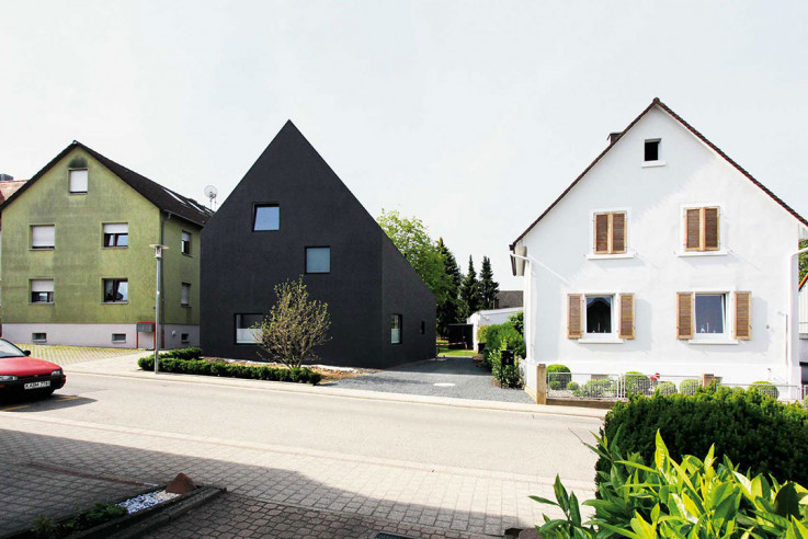 Ulrich Langensteiner schwarzes Haus Fassade Strassenseite