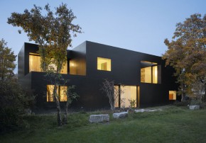 btob architects schwarzes Betonhaus Gesamtansicht