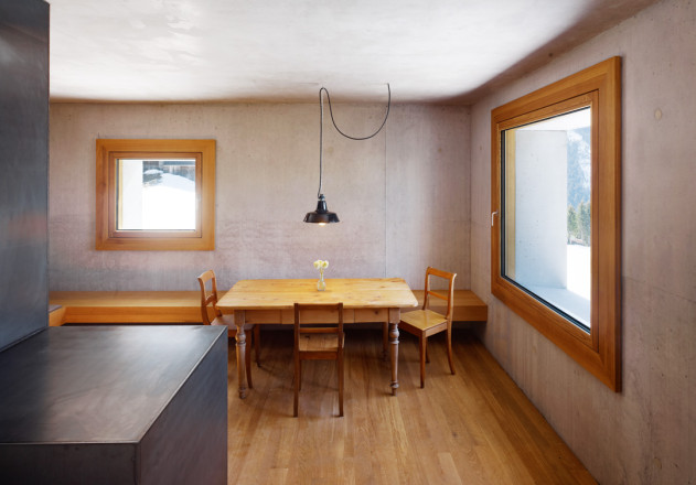 Marte Marte Architekten kleine Berghütte Esstisch Fenster Passepartouts