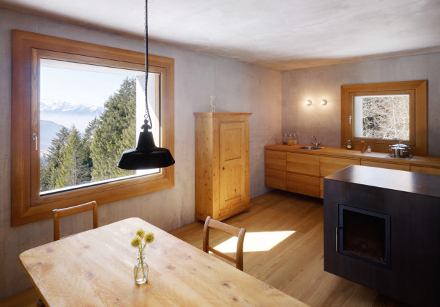 Marte Marte Architekten kleine Berghütte Wohnraum Ofen
