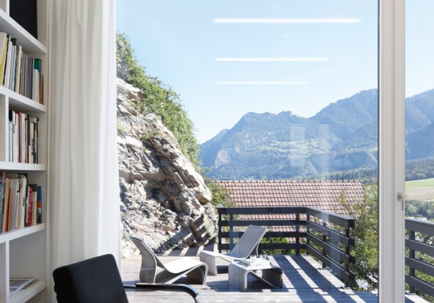 Albertin Partner Architekten Einfamilienhaus Holzelementbauweise Innenansicht Zimmer mit Balkon