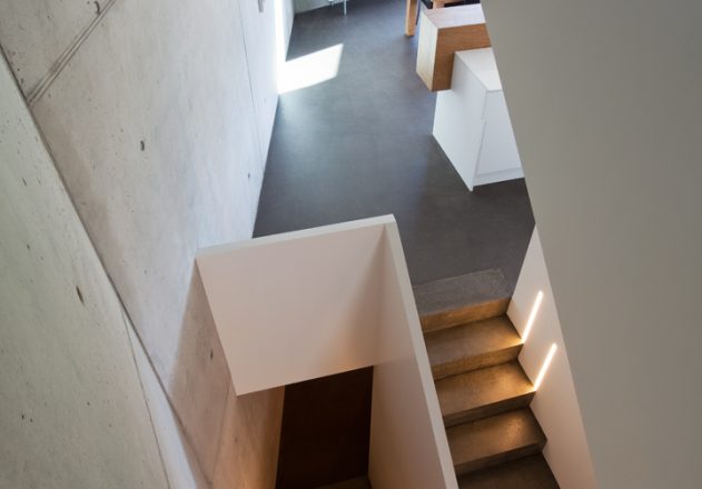 L3P Architekten zwei Minergiehäuser Innenansicht ungewöhnliche Raumformen