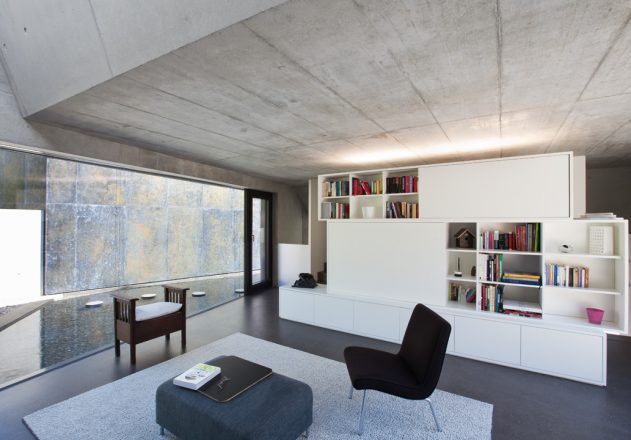 L3P Architekten zwei Minergiehäuser Innenansicht Wohnzimmer Atrium