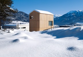Madritsch Pfurtscheller Turmhaus Holzhaus Aussenansicht im Schnee