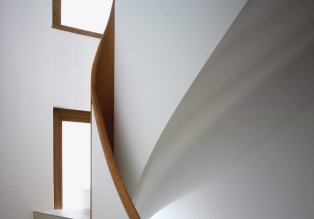 Stadthaus Frankfurt Jo Franzke Generalplaner Innenansicht Treppe Handlauf Kirschholz