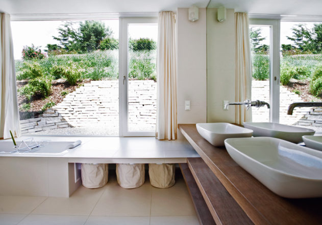 LOVE architecture and urbanism Villa mit Pool Graz Badezimmer mit Gartenhof