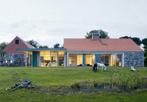 Anne Lampen Architekten modernisierter Vierseithof Brandenburg Umbau innen neu gefasst