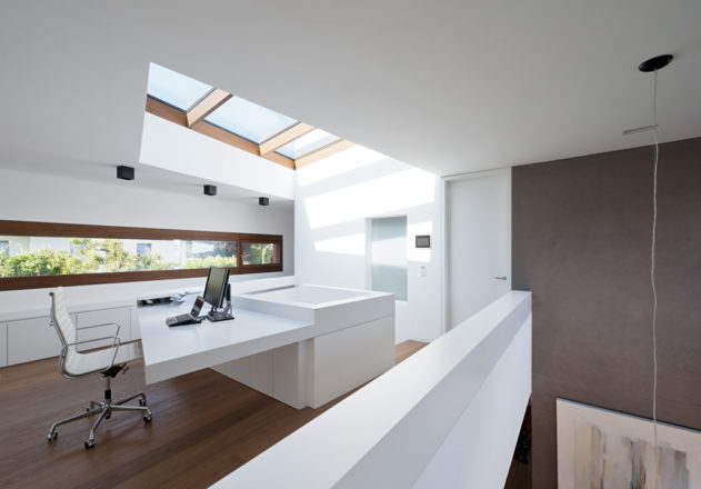 Lynx Architecture Einfamilienhaus gestockter Beton Innenansicht Galerie Oberlicht