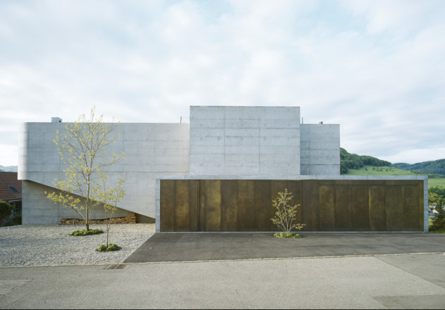 Buchner Bründler Architekten Einfamilienhaus aus Beton Gelterkinden Aussenansicht Wohnskulptur