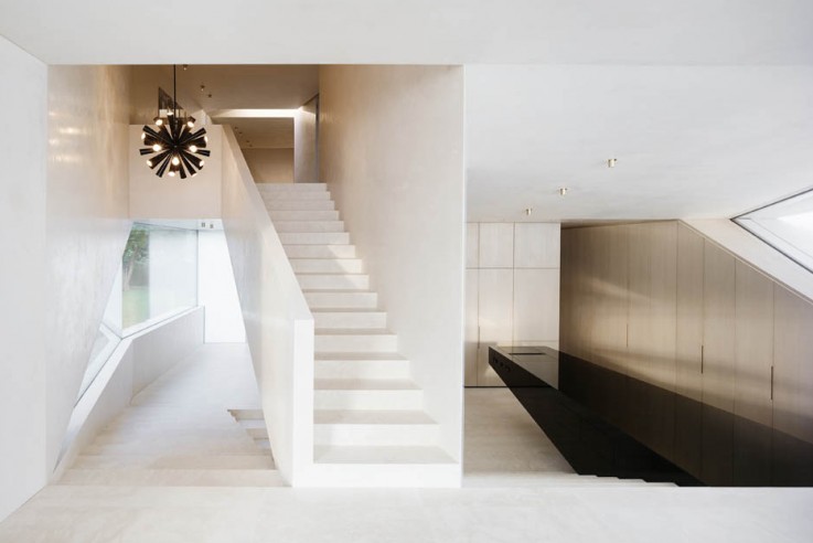 CASAMI_DALUZGONZALEZARCHITEKTEN_INNEN_VIEWFROMLIVINGTOKITCHENANDENTRANCEWEB